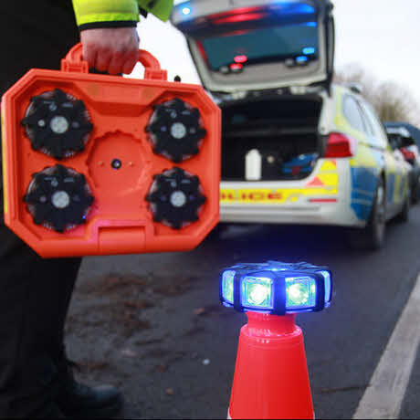 Primo Concetto Della Sicurezza - Lavori Sicuro Il Casco Giallo Del Segno Come Segnale Di Pericolo 127792913 - Foto 6